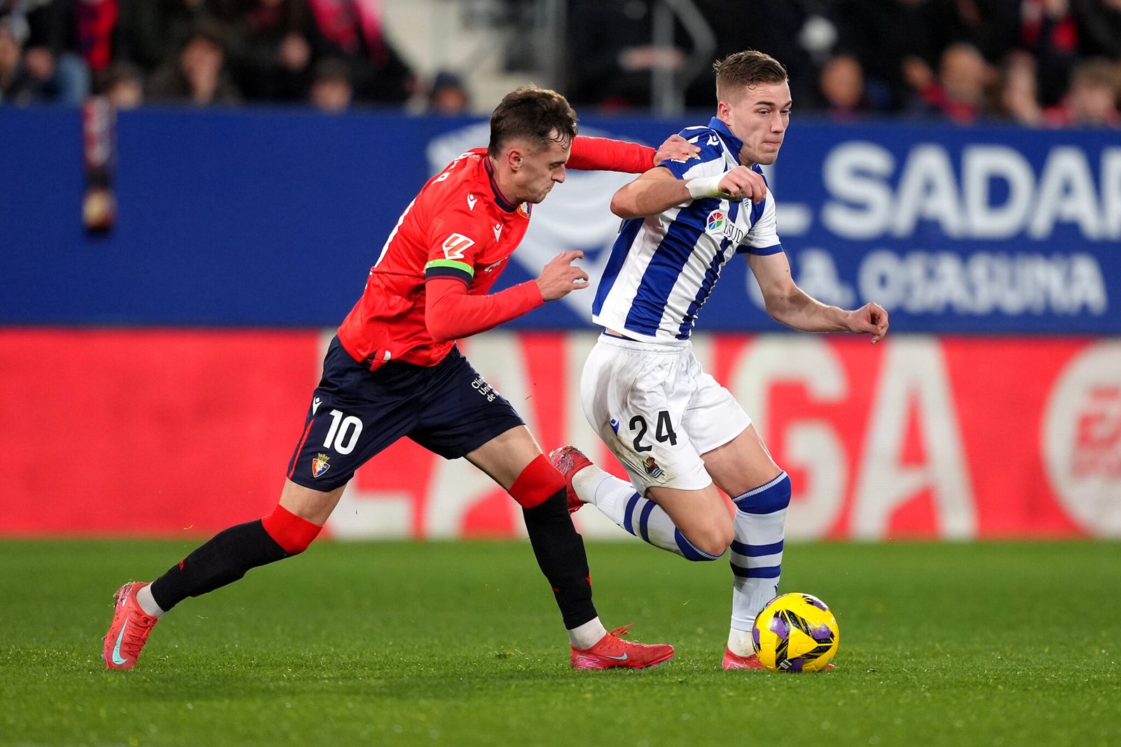 Aimar Oroz de CA Osasuna desafía a Luka Sucic de la Real Sociedad durante el partido de LaLiga entre CA Osasuna y Real Sociedad en el Estadio El Sadar