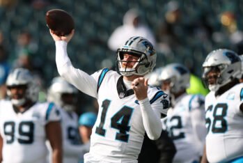 Andy Dalton #14 de la Carolina Panthers calentando antes del partido contra Philadelphia Eagles en el Lincoln Financial Field el 8 de Diciembre de 2024 en Philadelphia, Pennsylvania. (Fotografía:Emilee Chinn/Getty Images)