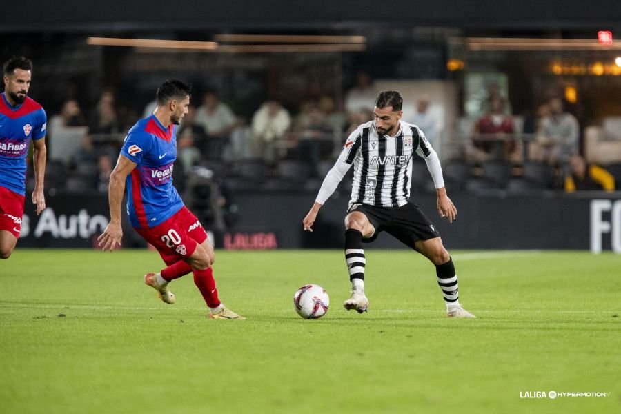 Jugador del Elche y del Cartagena en el partido de ida en el Cartagonova