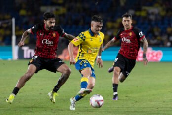 Alberto Moleiro controla el balón ante la atenta mirada de Samú Costa en el partido de ida entre la UD Las Palmas y el RCD Mallorca. Foto: EFE/Quique Curbelo.