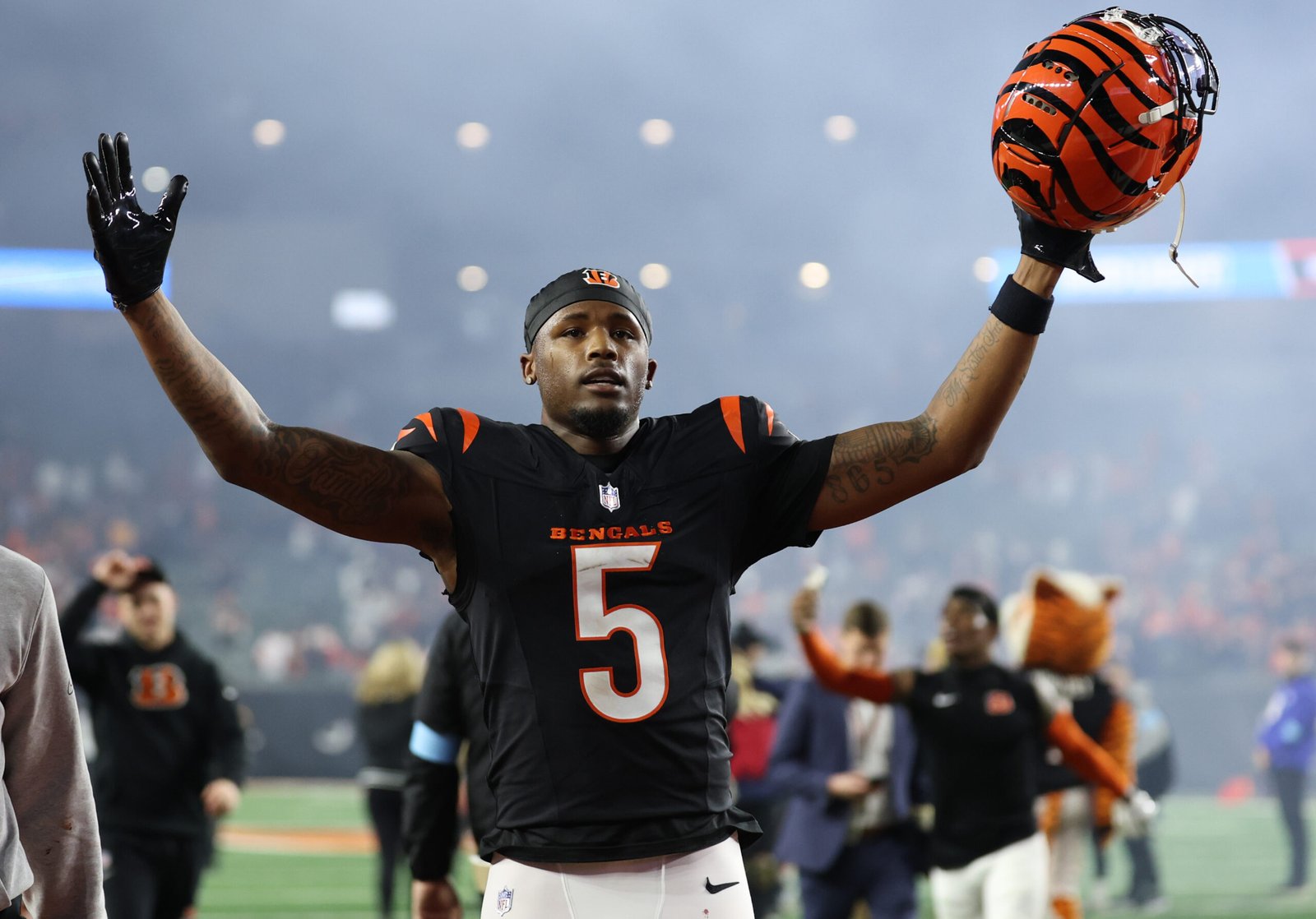 Tee Higgins #5 con los Cincinnati Bengals después de una victoria 30-24 contra Denver Broncos en el Paycor Stadium el 28 de Diciembre de 2024 en Cincinnati, Ohio. (Fotografía: Andy Lyons/Getty Images)