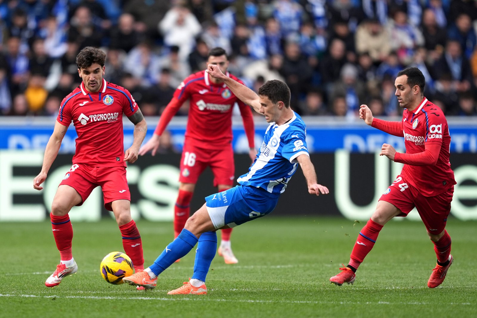 VITORIA-GASTEIZ, ESPAÑA - 09 DE FEBRERO: Ander Guevara del Deportivo Alaves pasa el balón bajo presión de Mauro Arambarri del Getafe CF durante el partido de LaLiga entre el Deportivo Alaves y el Getafe CF en el Estadio de Mendizorroza el 09 de febrero de 2025 en Vitoria-Gasteiz, España. (Foto de Juan Manuel Serrano Arce/Getty Images)