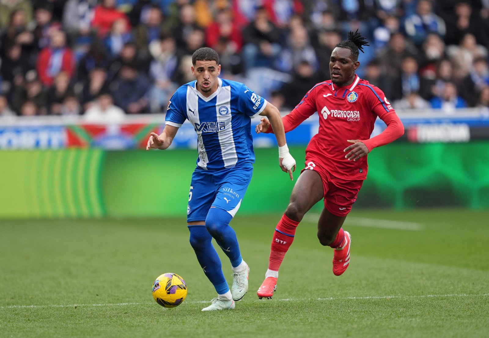 VITORIA-GASTEIZ, ESPAÑA - 09 DE FEBRERO: Abdelkabir Abqar del Deportivo Alaves corre con el balón bajo la presión de Christantus Uche del Getafe CF durante el partido de LaLiga entre el Deportivo Alaves y Getafe CF en el Estadio de Mendizorroza el 09 de febrero de 2025 en Vitoria-Gasteiz, España. (Foto de Juan Manuel Serrano Arce/Getty Images)