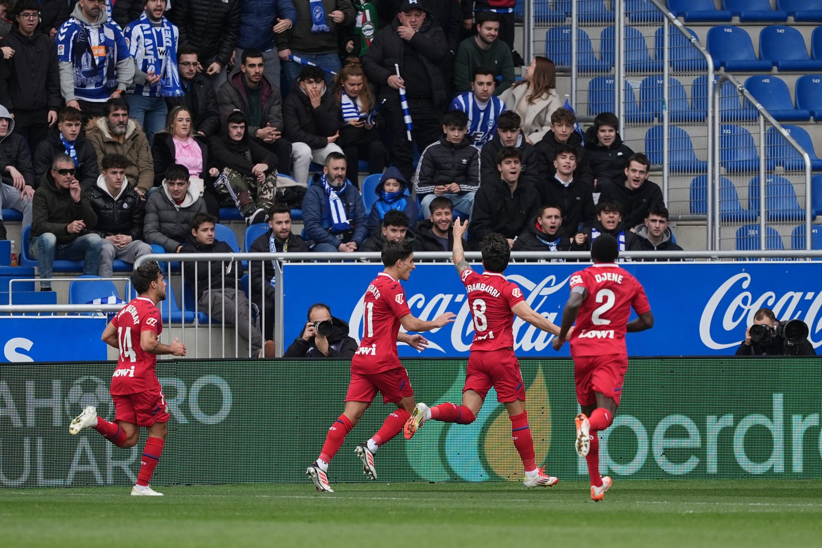 VITORIA-GASTEIZ, ESPAÑA - 09 DE FEBRERO: Mauro Arambarri del Getafe CF celebra marcar el primer gol de su equipo durante el partido de LaLiga entre el Deportivo Alaves y el Getafe CF en el Estadio de Mendizorroza el 09 de febrero de 2025 en Vitoria-Gasteiz, España. (Foto de Juan Manuel Serrano Arce/Getty Images)