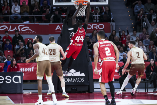 Jilson Bango haciendo un mate ante el Bàsquet Girona