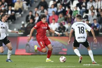 Iván Azón encarando a Aitor Córdoba en la ida de esta temporada entre el Burgos CF y el Real Zaragoza