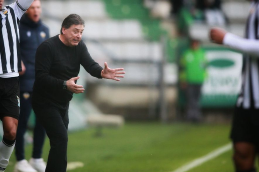 Alejandro Menéndez dando indicaciones ante el CD Castellón