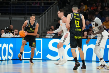 Nico Brussino botando ante la defensa de Mario Hezonja