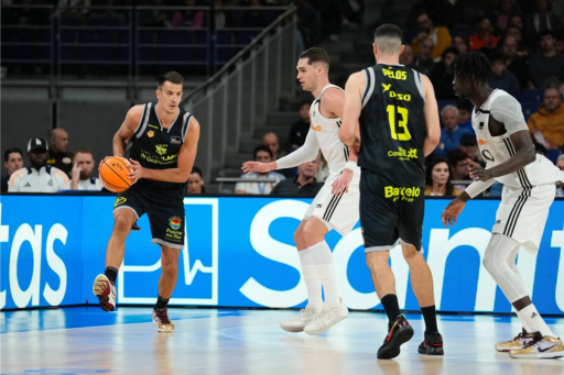 Nico Brussino botando ante la defensa de Mario Hezonja