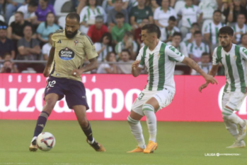 Bebé controlando el balón ante Carracedo en el partido de ida de esta temporada