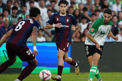 Andrés Martín dando un pase ante Aldasoro en el partido de esta temporada