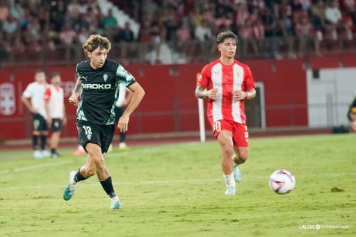 Gelabert haciendo un pase ante Nico Melamed en el partido de ida de esta temporada