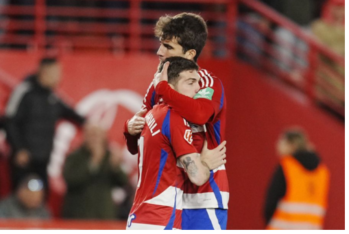 Heorhii Tsitaishvili celebrando su gol con su compañero ante el Real Zaragoza