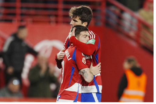 Heorhii Tsitaishvili celebrando su gol con su compañero ante el Real Zaragoza