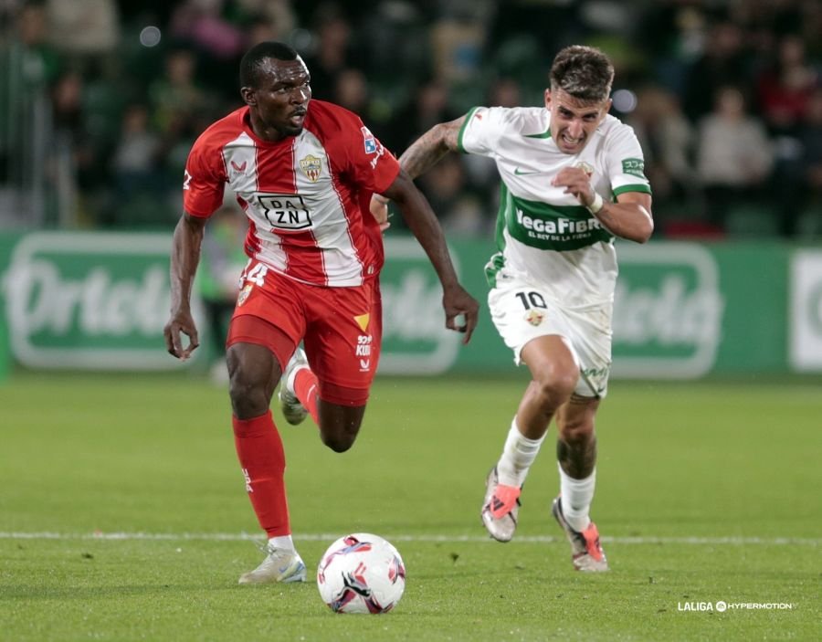 Nico Fernández luchando un balón