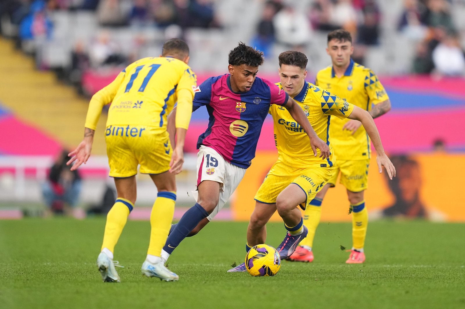 Lamine Yamal del FC Barcelona corre con el balón mientras está bajo la presión de Benito Ramírez y Mika Marmol de la UD Las Palmas durante el partido de LaLiga entre el FC Barcelona y la UD Las Palmas en el Estadi Olimpic Lluis Companys el 30 de noviembre de 2024 en Barcelona, ​​España. (Foto de Alex Caparrós/Getty Images).