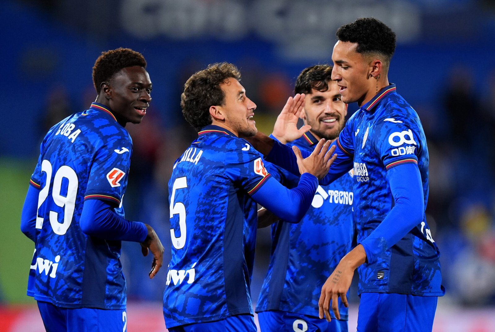 GETAFE, ESPAÑA - 09 DE DICIEMBRE: Álvaro Rodríguez del Getafe CF celebra con sus compañeros tras marcar el primer gol de su equipo durante el partido de LaLiga entre el Getafe CF y el RCD Espanyol de Barcelona en el Coliseum Alfonso Pérez el 09 de diciembre de 2024 en Getafe, España. (Foto de Angel Martinez/Getty Images)