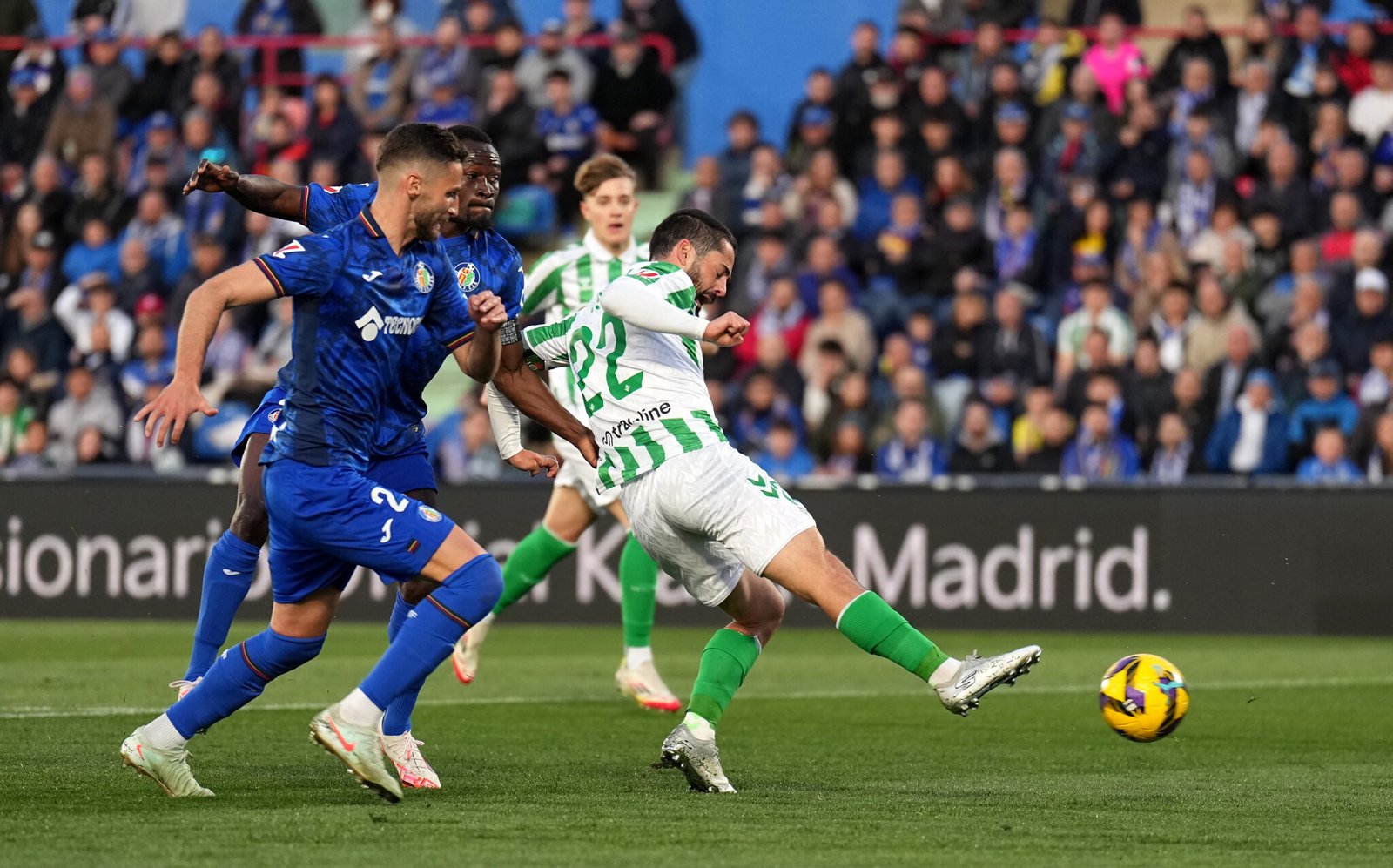 GETAFE, ESPAÑA - 23 DE FEBRERO: Isco del Real Betis marca el primer gol de su equipo durante el partido de LaLiga entre el Getafe CF y el Real Betis Balompié en el Coliseum Alfonso Pérez el 23 de febrero de 2025 en Getafe, España. (Foto de Aitor Alcalde/Getty Images)