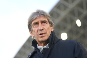 GETAFE, ESPAÑA - 23 DE FEBRERO: Manuel Pellegrini, entrenador del Real Betis, observa antes del partido de LaLiga entre el Getafe CF y el Real Betis Balompié en el Coliseum Alfonso Pérez el 23 de febrero de 2025 en Getafe, España. (Foto de Aitor Alcalde/Getty Images)