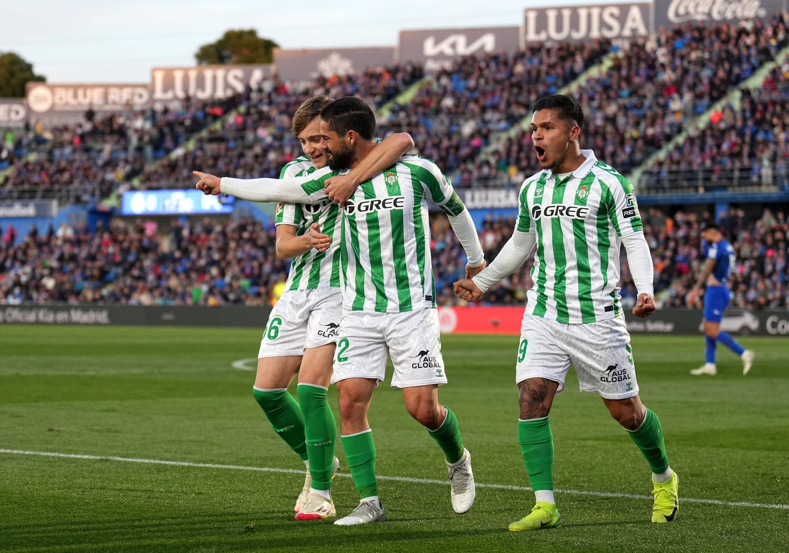 GETAFE, ESPAÑA - 23 DE FEBRERO: Isco del Real Betis marca el primer gol de su equipo durante el partido de LaLiga entre el Getafe CF y el Real Betis Balompié en el Coliseum Alfonso Pérez el 23 de febrero de 2025 en Getafe, España. (Foto de Aitor Alcalde/Getty Images)