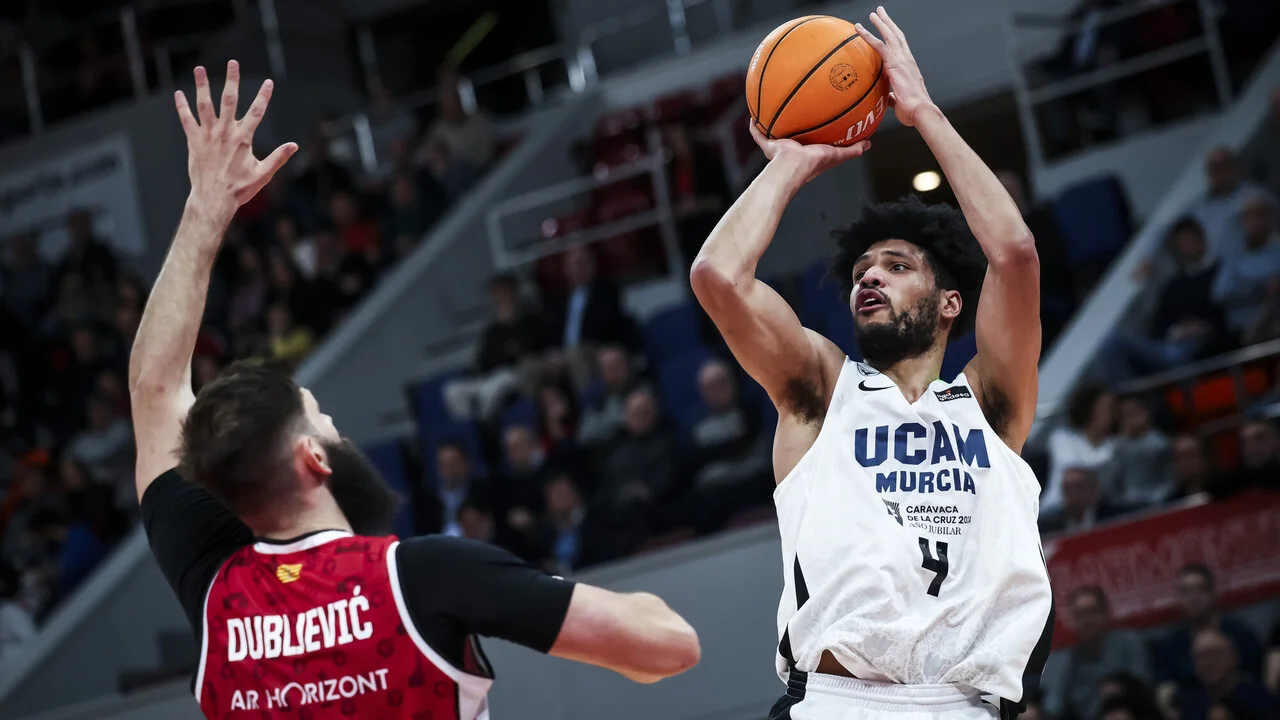 Kaiser Gates tira delante de Bojan Dublevijc en un momento del encuentro entre el Casademont Zaragoza y el UCAM Murcia (Fuente: ACB / Redes sociales `web`)