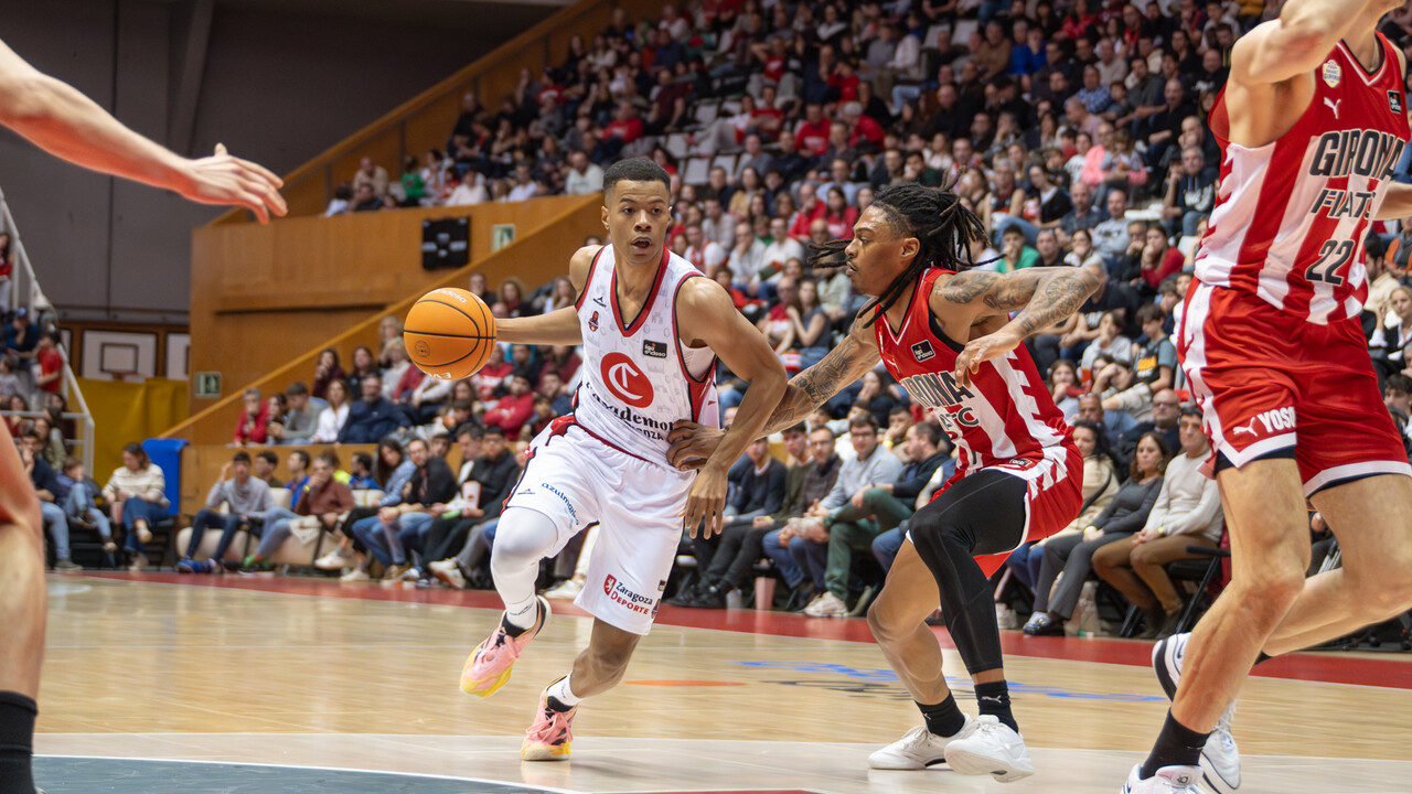 Trae Bell-Haynes con la posesión ante Sibande en el partido entre Bàsquet Girona y Casademont Zaragoza (Foto: vía ACB / Redes Sociales `web`)