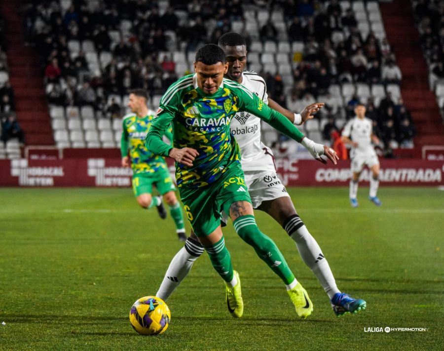 Kervin Arriaga presionado por Kofane entre el Albacete Balompié y el Real Zaragoza (Foto: vía LaLiga Hypermotion / Redes Sociales `web`)