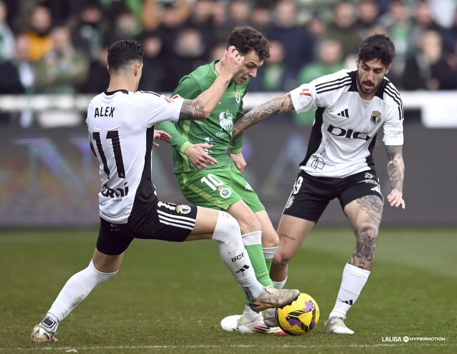 Íñigo Vicente entre Álex y Edu Espiau en la jornada entre el Burgos CF y el Racing de Santander (Foto: vía LaLiga Hypermotion / Redes Sociales `web`)