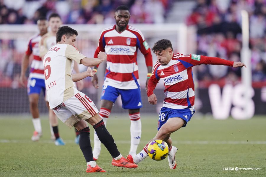 Rodelas regateándose de Gorrotxa en la jornada anterior entre el Granada CF y el CD Mirandés (Foto: vía LaLiga Hypermotion / Redes Sociales `web`)