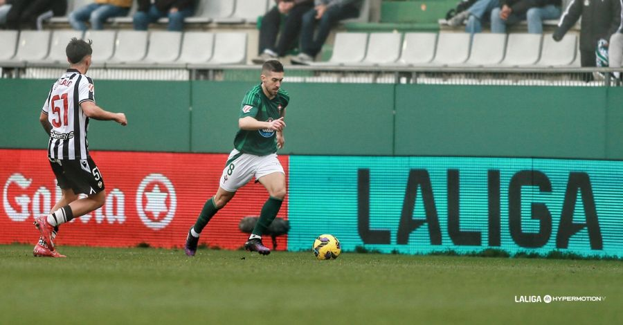 Heber con el balón ante Mamah en la jornada anterior entre el Racing Club de Ferrol y el CD Castellón (Foto: vía LaLiga Hypermotion / Redes Sociales `web`)