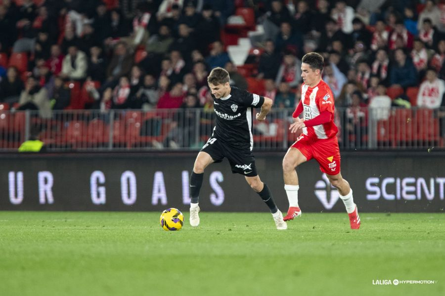 Aleix Febas perseguido por Arribas en la jornada anterior entre el Elche CF y la UD Almería (Foto: vía LaLiga Hypermotion / Redes Sociales `web`)