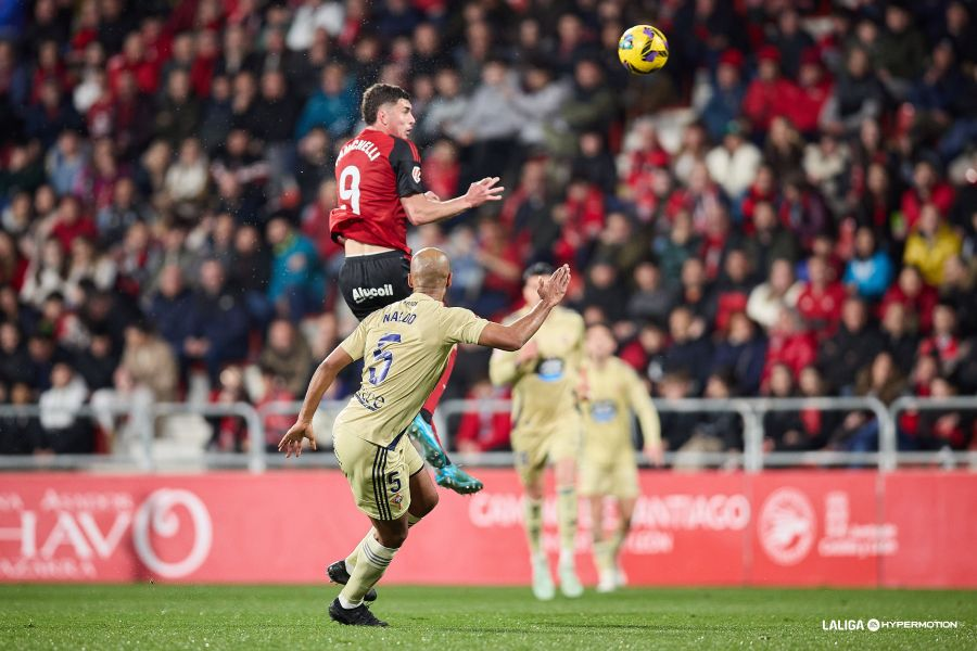 Panichelli rematando de cabeza ante Naldo en la jornada anterior entre el CD Mirandés y el Racing Club de Ferrol (Foto: vía LaLiga Hypermotion / Redes Sociales `web`)