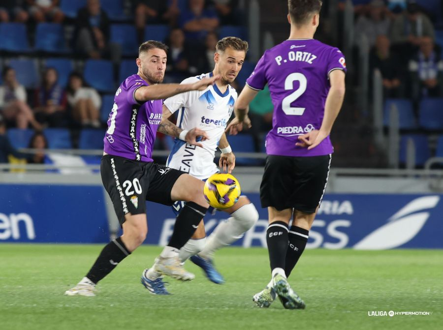 Antonio Casas y Sergio González en disputa de balón en la jornada anterior entre el CD Tenerife y el Córdoba CF (Foto: vía LaLiga Hypermotion / Redes Sociales `web`)