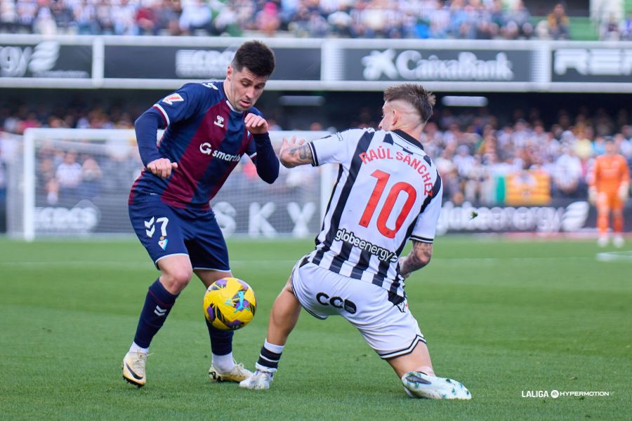 Alkain regateándose a Raúl Sánchez en la jornada anterior entre la SD Eibar y el CD Castellón (Foto: vía LaLiga Hypermotion / Redes Sociales `web`)