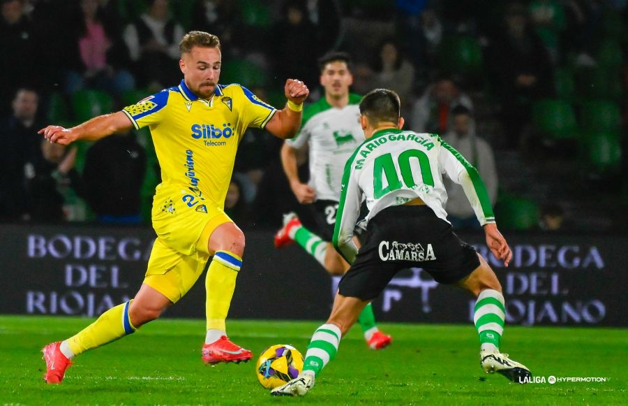 Ontiveros con el balón y defendido por Mario García en la jornada anterior entre el Racing de Santander y el Cádiz CF (Foto: vía LaLiga Hypermotion / Redes Sociales `web`)