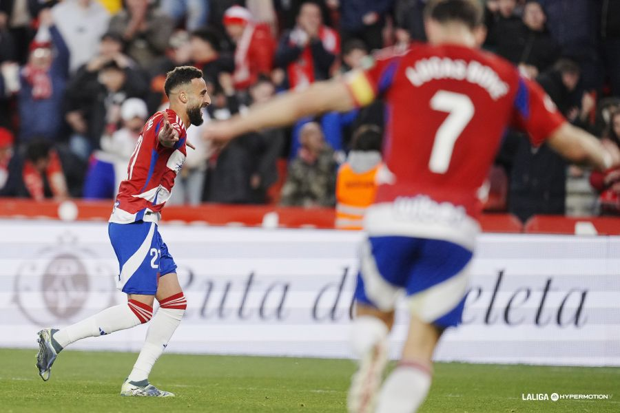 Abde Rebbach celebrando su gol en la primera parte entre el Granada CF y el Real Zaragoza (Foto: vía LaLiga Hypermotion / Redes Sociales `web`)