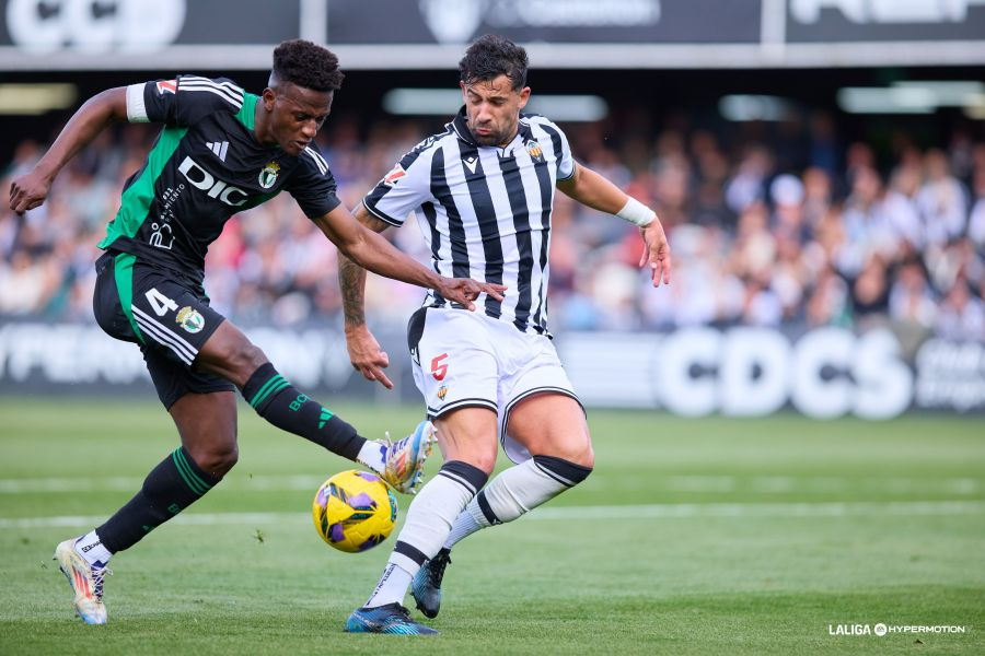 Arroyo presionado por Alberto en la jornada anterior entre el CD Castellón y el Burgos CF (Foto: vía LaLiga Hypermotion / Redes Sociales `web`)