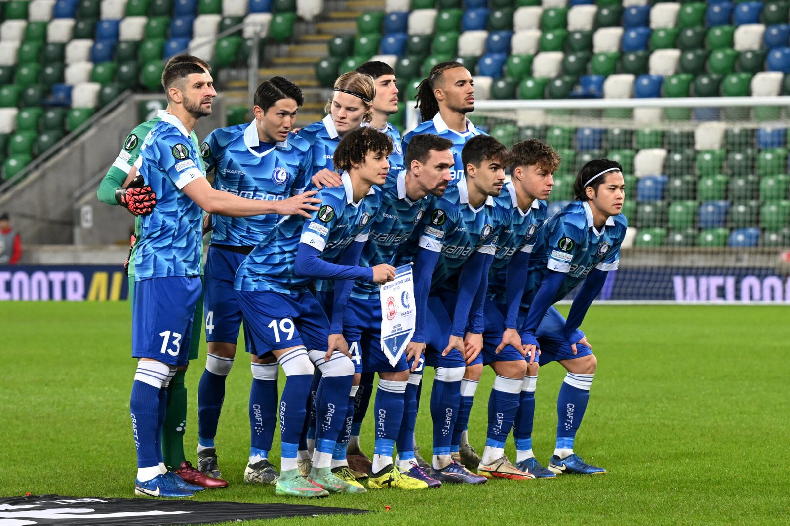 Los jugadores de KAA Gent posan para una foto antes del partido de la fase MD6 de la Liga de Conferencia de la UEFA 2024/25 entre el Larne FC y KAA Gent en Windsor Park el 19 de diciembre de 2024 en Belfast, Irlanda del Norte. (Foto de Charles McQuillan/Getty Images).