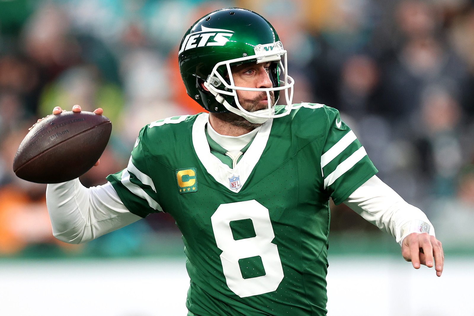 Aaron Rodgers #8 de los New York Jets contra los Miami Dolphins en el MetLife Stadium el 5 de Enero, 2025 en East Rutherford, New Jersey. (Fotografía: Luke Hales/Getty Images)