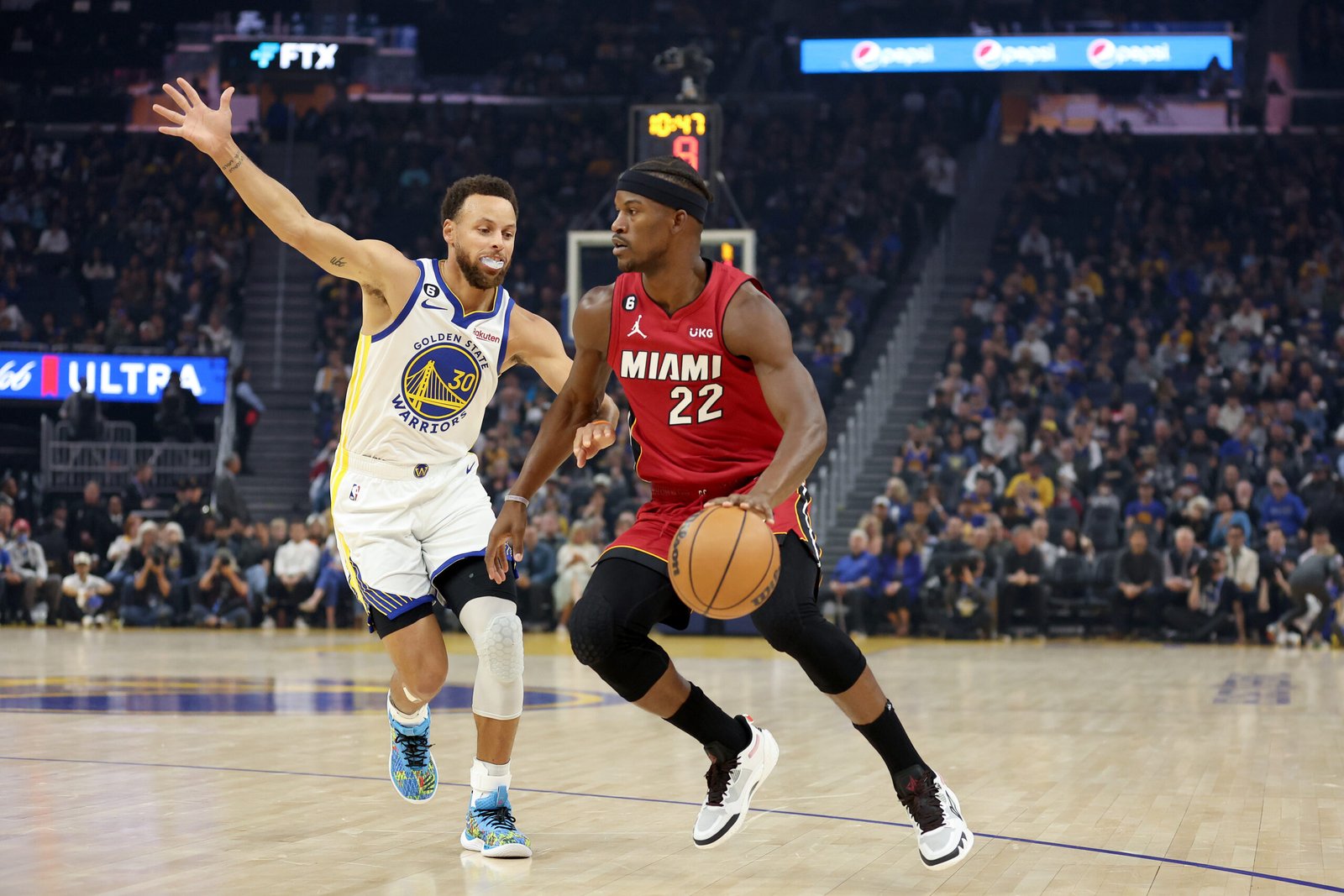 Jimmy Butler #22 con los Miami Heat siendo defendido por Stephen Curry #30 de los Golden State Warriors en 2022 (Fotografía: Ezra Shaw/Getty Images)