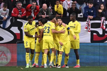 Daniel Parejo del Villarreal CF celebra después de que Villarreal anotó el gol inicial de su equipo durante el partido de LaLiga entre Rayo Vallecano y Villarreal CF en el Estadio de Vallecas