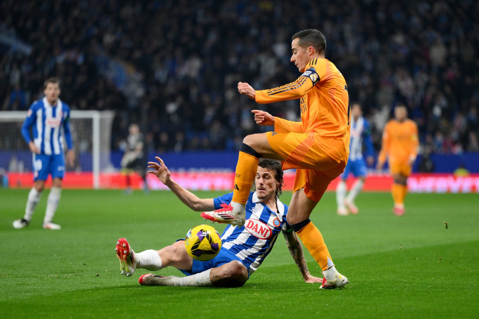 Lucas Vázquez del Real Madrid es desafiado por Carlos Romero del RCD Espanyol durante el partido de LaLiga entre el RCD Espanyol de Barcelona y el Real Madrid CF en el RCDE Stadium 