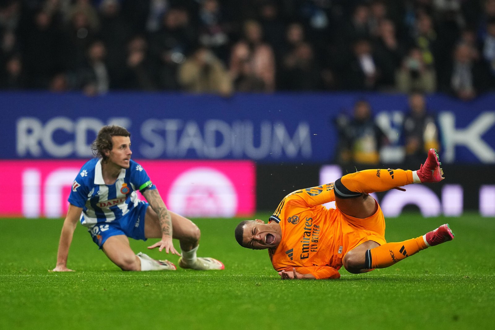 BARCELONA, ESPAÑA - 01 DE FEBRERO: Kylian Mbappé del Real Madrid cae al suelo tras ser derribado por Carlos Romero del RCD Espanyol (en la oscuridad) durante el partido de LaLiga entre el RCD Espanyol de Barcelona y el Real Madrid CF en el RCDE Stadium el 01 de febrero de 2025 en Barcelona, ​​España. (Foto de Alex Caparros/Getty Images)