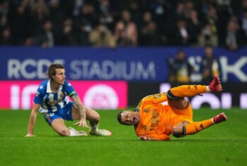 BARCELONA, ESPAÑA - 01 DE FEBRERO: Kylian Mbappé del Real Madrid cae al suelo tras ser derribado por Carlos Romero del RCD Espanyol (en la oscuridad) durante el partido de LaLiga entre el RCD Espanyol de Barcelona y el Real Madrid CF en el RCDE Stadium el 01 de febrero de 2025 en Barcelona, ​​España. (Foto de Alex Caparros/Getty Images)