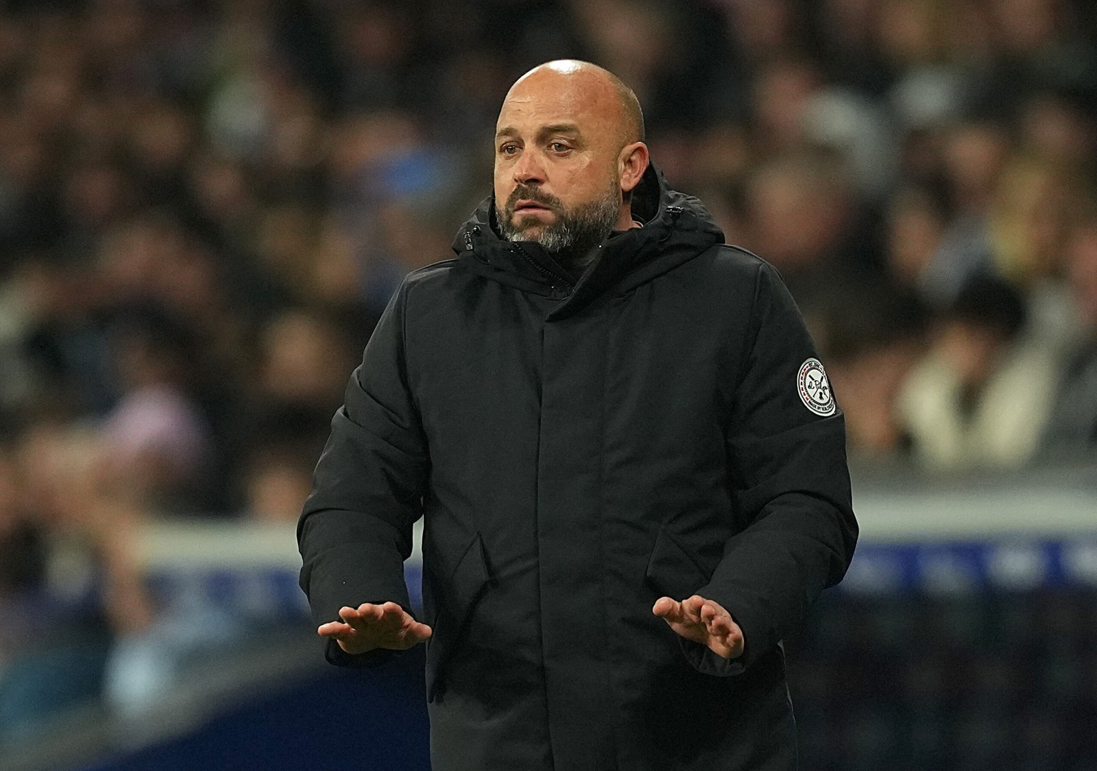 Manolo González, entrenador del RCD Espanyol, hace un gesto durante el partido de LaLiga entre el RCD Espanyol de Barcelona y el Real Madrid CF en el RCDE Stadium