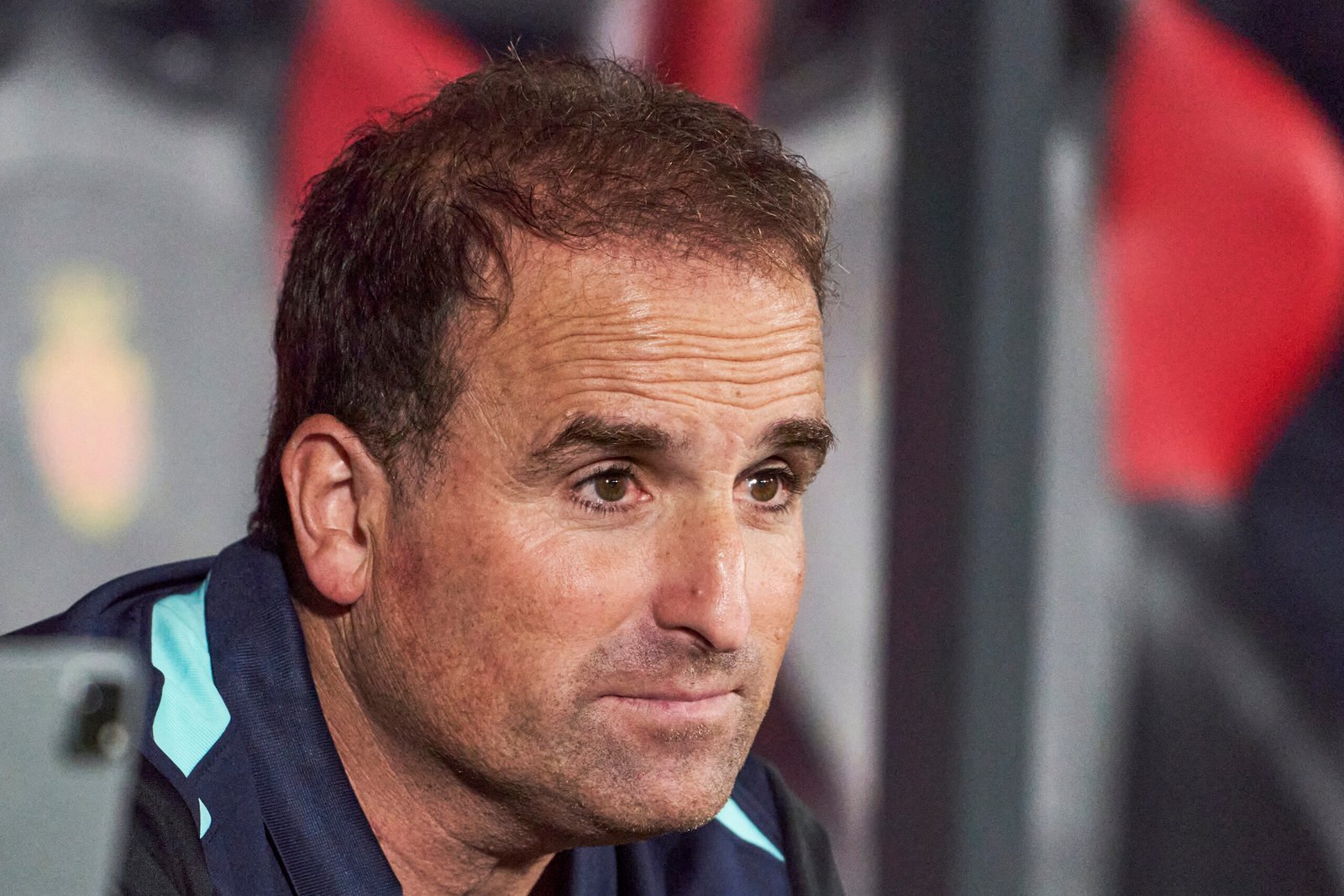 Jagoba Arrasate, entrenador del RCD Mallorca, observa durante el partido de LaLiga entre el RCD Mallorca y el Athletic Club en el Estadi de Son Moix el 28 de octubre de 2024 en Mallorca, España. (Foto de Rafa Babot/Getty Images).