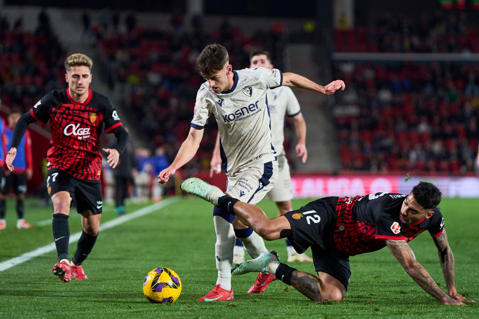 Samu Costa del RCD Mallorca y Aimar Oroz del CA Osasuna compiten por el balón durante el partido de LaLiga entre el RCD Mallorca y CA Osasuna en el Estadi de Son Moix 