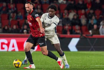 Vedat Muriqi del RCD Mallorca y Enzo Boyomo del CA Osasuna compiten por el balón durante el partido de LaLiga entre el RCD Mallorca y CA Osasuna en el Estadi de Son Moix