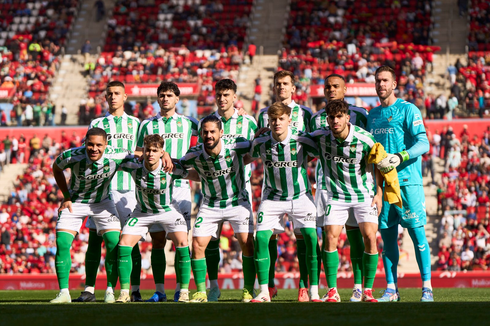 Los jugadores del Real Betis posan para una foto de equipo antes del partido de LaLiga entre el RCD Mallorca y el Real Betis Balompie en el Estadi de Son Moix el 25 de enero de 2025 en Mallorca, España. (Foto de Rafa Babot/Getty Images)