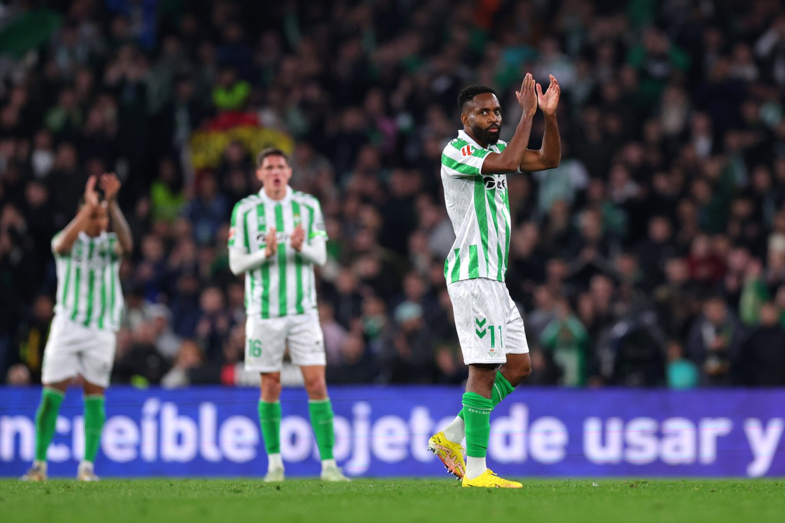 Bakambu del Real Betis aplaudiendo tras el partido  Real Betis Balompié - Athletic Club (Photo by Fran Santiago/Getty Images)